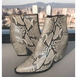 Alias Mae Boots Women’s Beige Snakeskin Leather Pointed Toe Bootie Sz 39, 8 US